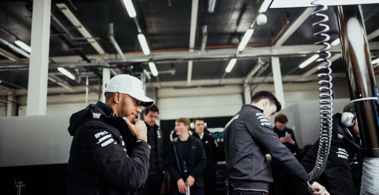 Hamilton vol lof bij bezoek aan Mercedes fabriek