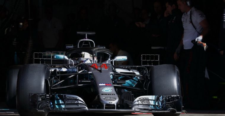 Lewis Hamilton oefent mee met pitcrew Mercedes in Frankrijk