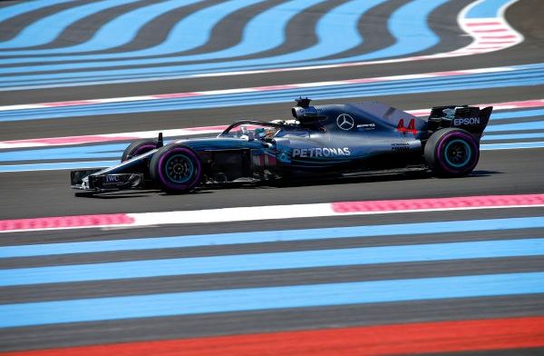 Hamilton bekroont dominantie van Mercedes, Verstappen start vanaf de tweede rij