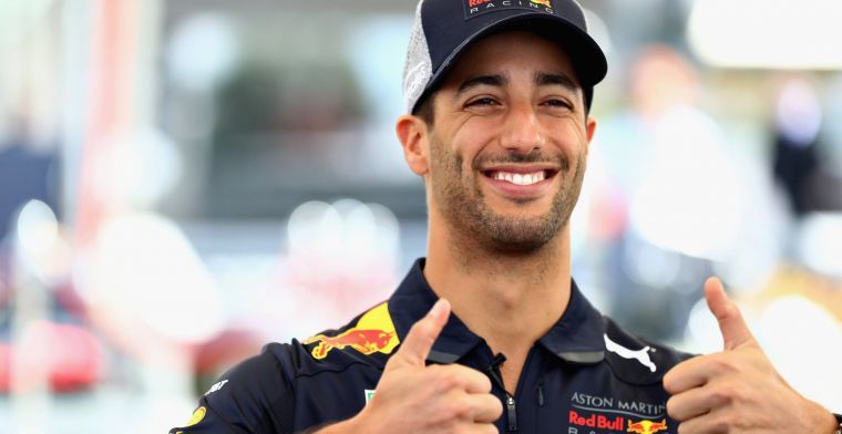 Daniel Ricciardo dolt Max Verstappen met een potje voetbal