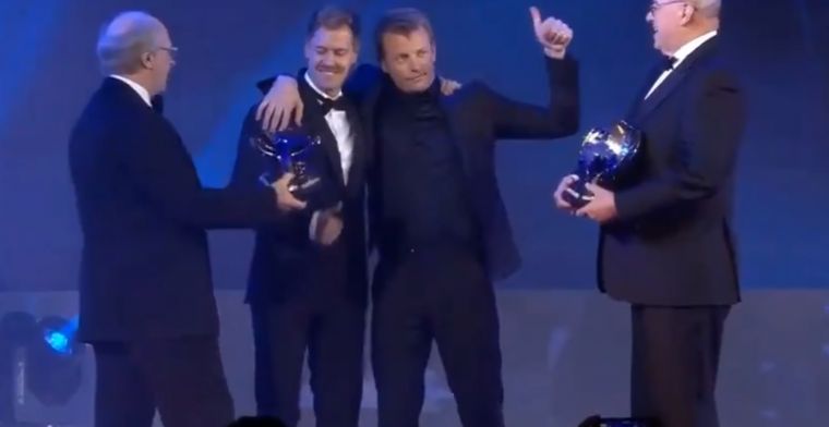 Dronken Kimi Raikkonen ontvangt prijs tijdens FIA-Gala