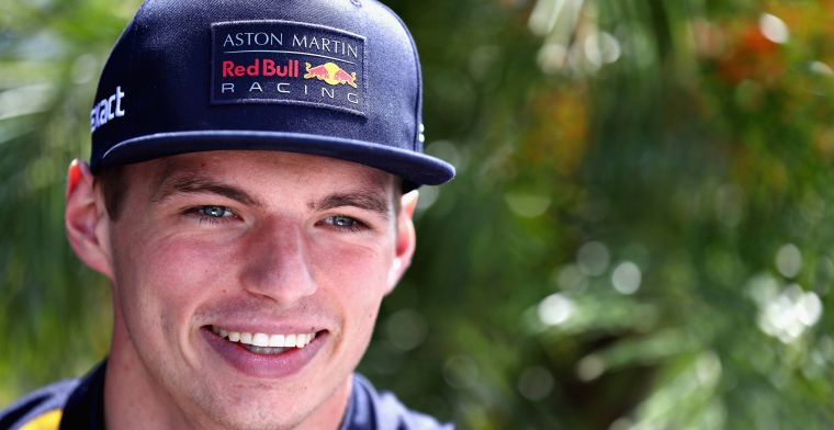 Max Verstappen kan toch nog een beetje lachen na de kwalificatie in Spanje
