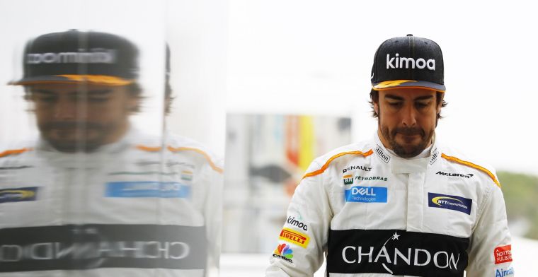 Alonso laat subtiel zijn ongenoegen blijken: Als je naar de andere twee kijkt...