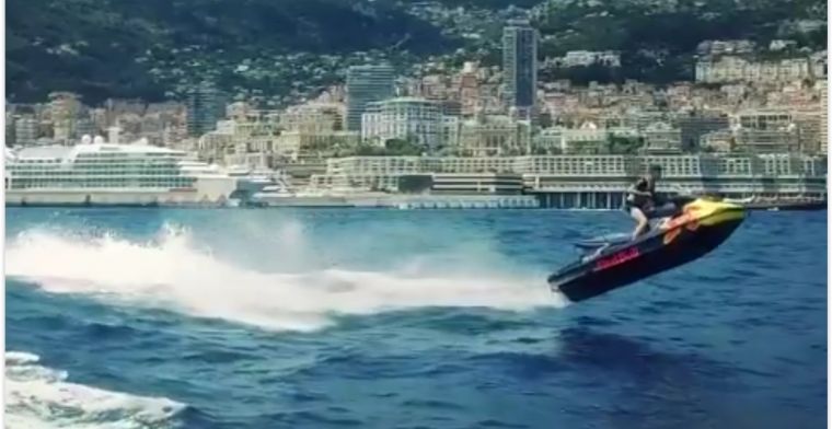 KIJKEN Verstappen jaagt jetski over golven in haven Monaco