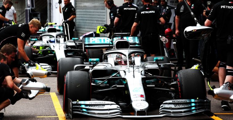 Hamilton en Ferrari op de bon voor te hard rijden in pitstraat