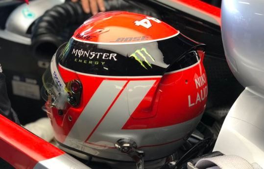 Ook Lewis Hamilton komt met een 'Niki Lauda-helm'