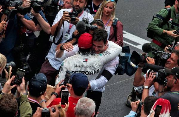 Lewis Hamilton: “Volgende Formule 1 baas mag geen banden hebben met teams”