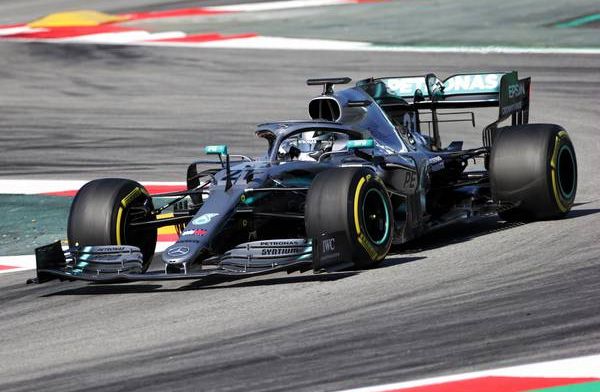 Géén straf voor Lewis Hamilton na te langzaam rijden bij safety car situatie