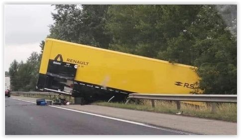 Meer pech voor Renault: vrachtwagenchauffeur team betrokken bij eenzijdig ongeval