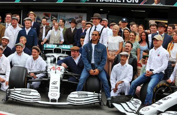 Hamilton verwacht meer weerstand in tweede helft Formule 1 seizoen