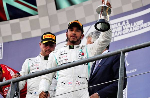 Bottas en Hamilton hebben hoop: ''Als één team het kan, dan is het Mercedes''
