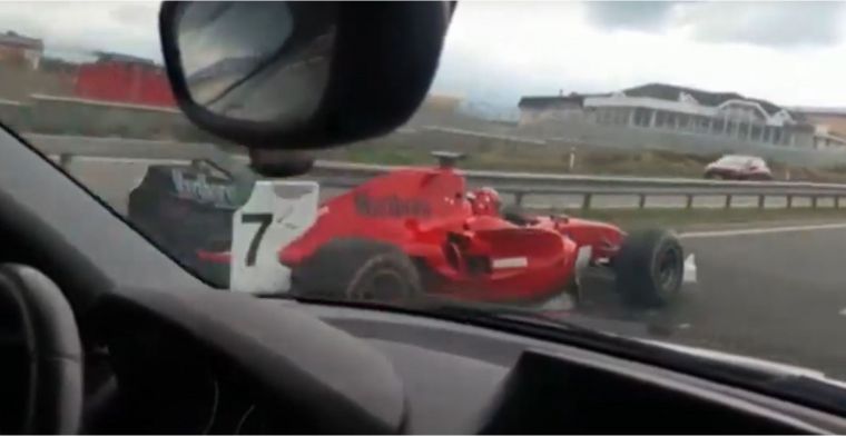 Formule-auto gespot op de openbare weg in Tsjechië
