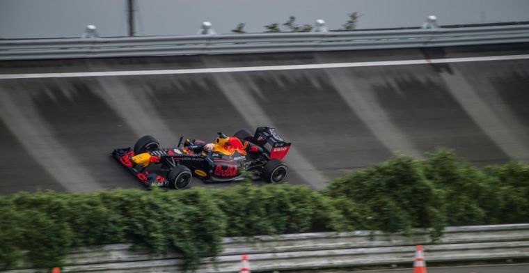 Verstappen maakt meters in oude F1-bolide van Honda
