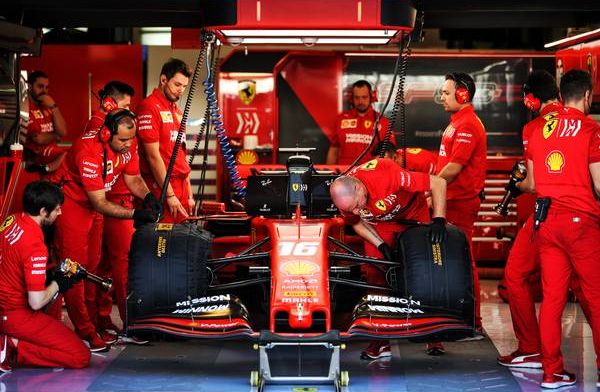 Ferrari bekritiseerd: Monteur staat zonder handschoenen banden er af te slaan
