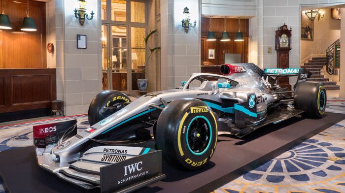 BREAKING: Mercedes toont nieuwe livery met rode elementen van nieuwe sponsor