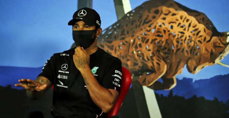 Aantal coureurs vond één keer knielen genoeg; Hamilton wil Verstappen overtuigen