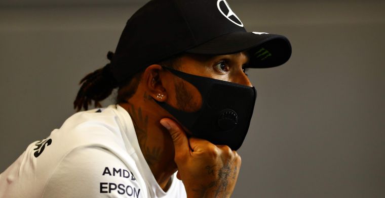 Hamilton maakt zich boos over de strategie: 'Dat is net als bij Verstappen'