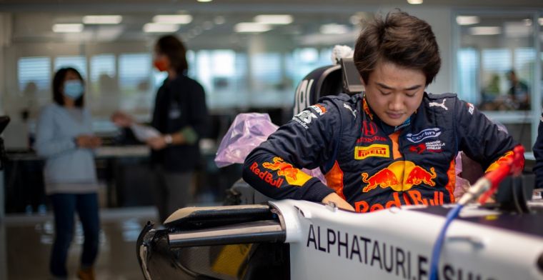Lach op het gezicht van Tsunoda bij passen van stoeltje voor eerste F1 test
