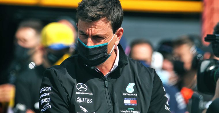 Wolff snapt kritiek op Hamilton niet: 'Waarom rijden ze zelf niet bij Mercedes?'