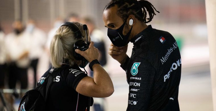 Mercedes legt positieve test van Hamilton uit: 'Op maandag lichte klachten'