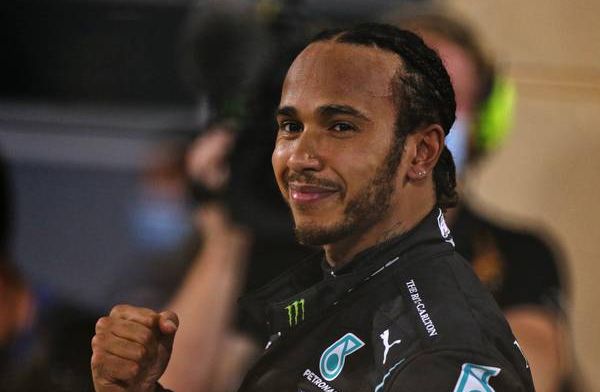 Vanaf nu toch Sir Lewis Hamilton: Wereldkampioen wordt eindelijk geridderd