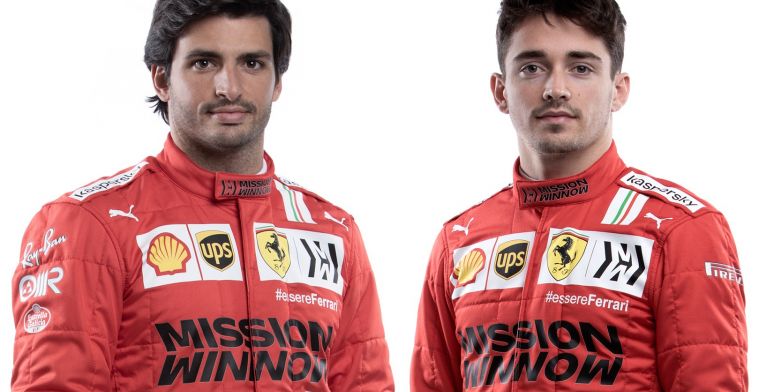 In beeld | De nieuwe helmen en overalls van Leclerc en Sainz bij Ferrari