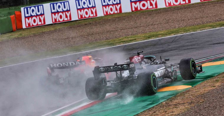 Hamilton en Verstappen verwikkeld in hevige strijd: 'Die gaan elkaar nog raken'