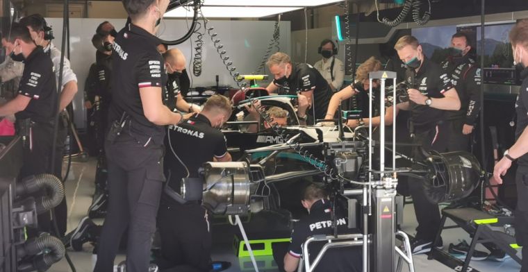 Problemen in de pits bij Mercedes, monteurs druk aan het sleutelen