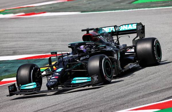 Uitslag VT1 Barcelona: Hamilton en Verstappen ontlopen elkaar nauwelijks