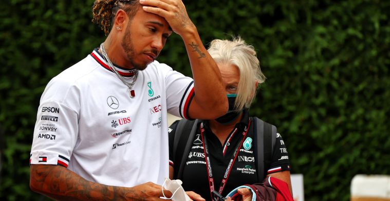 Hamilton heeft het zwaar: 'Ik ben het hele weekend al niet blij met de auto'