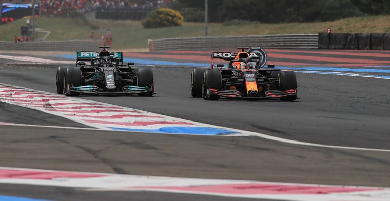 Hamilton reageert op kritiek Rosberg: 'Zinloos om harder te verdedigen tegen Max'