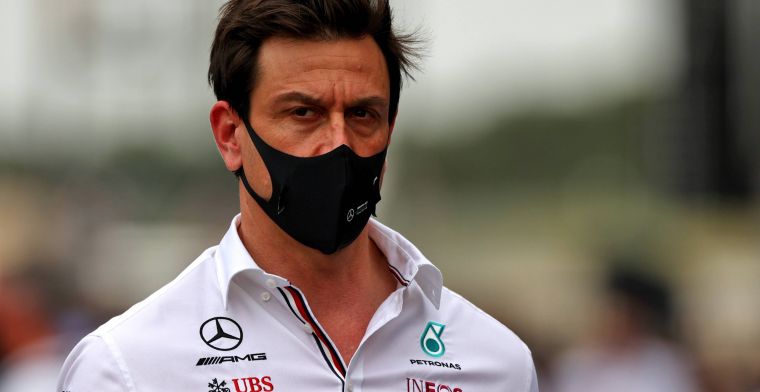 Wolff over de titelstrijd: 'Voorsprong van Verstappen en Hamilton nu al te groot'