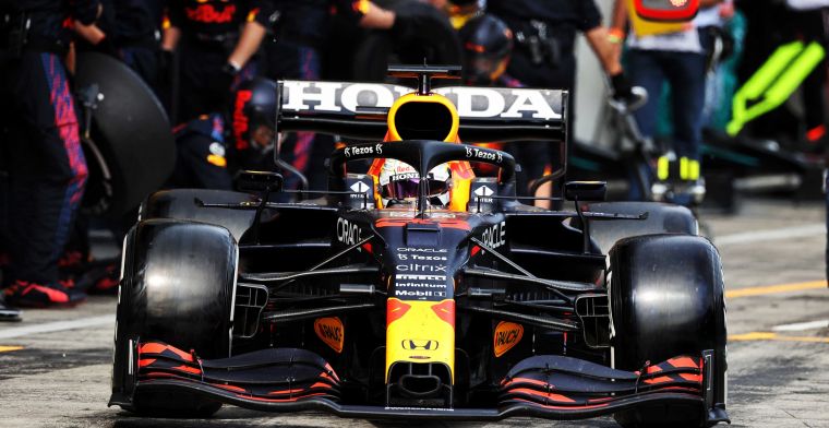 Hamilton verrast door Verstappen: 'Hij heeft je daar weer verslagen Lewis'