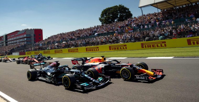 Hamilton nam met een reden risico’s: ‘Hij moest voorbij Verstappen komen’