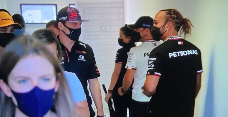 Moment: Hamilton en Verstappen zien elkaar voor het eerst sinds Silverstone GP
