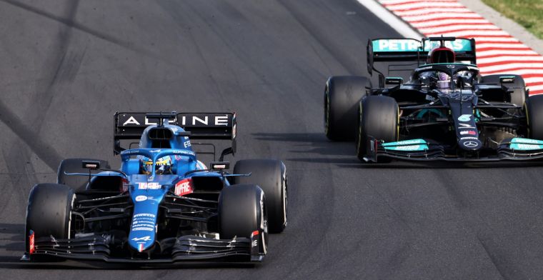 Alonso helpt Verstappen: 'Dan blijkt deze sport toch een erg Britse omgeving'