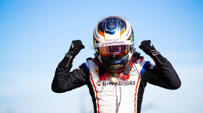 BREAKING: De Vries zet Formule E-titel op zijn naam na bizarre finalerace!