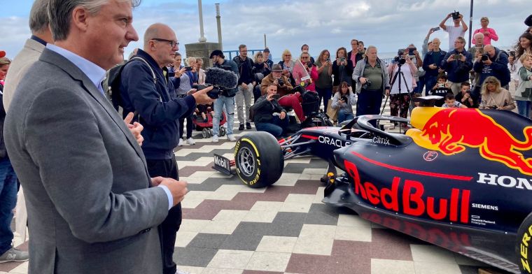 Red Bull-bolide van Verstappen van dichtbij te bekijken midden in Zandvoort