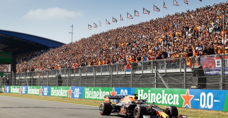 Verstappen en Ricciardo met hummer naar pitstraat, hebben lol met aanwezige fans 