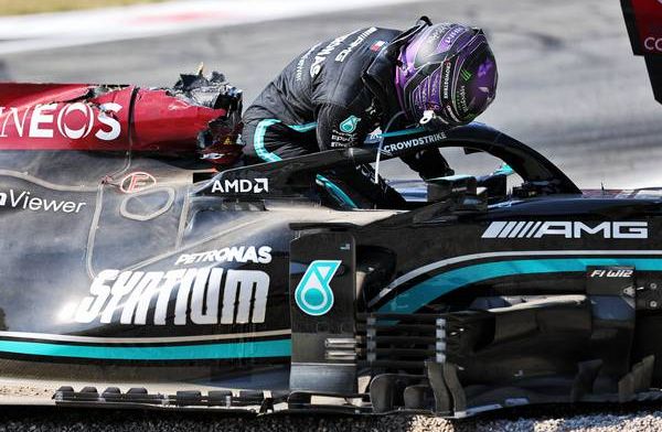 Hamilton gespot met steuntape om zijn nek na crash met Verstappen