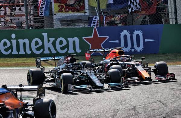 Hamilton over crash: 'Verstappen had moeten doen wat ik deed in bocht vier'