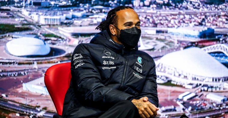 Hamilton complimenteus voor Verstappen: 'Zal alleen maar sterker worden'