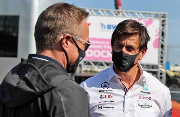 Wolff mengt zich in Marko-Hamilton discussie en sneert naar Verstappen