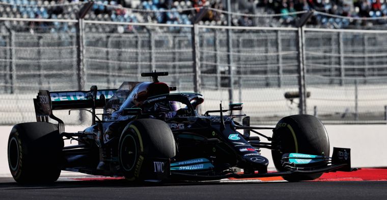 Hamilton geeft toe: 'Verstappen had moeten winnen in Bahrein en Baku'