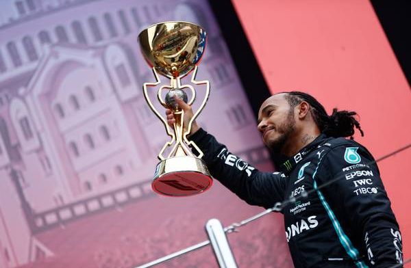 Hamilton erkent Verstappen: 'Mag nog tegen zulk fenomenaal talent rijden'