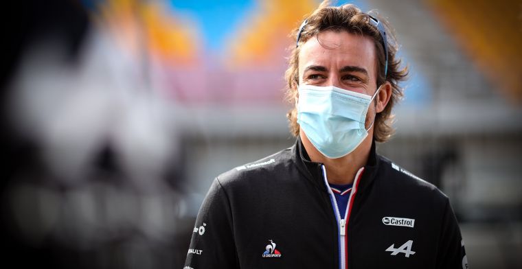 Alonso heeft vertrouwen in Verstappen: 'Hij heeft de juiste aanpak in titelstrijd'