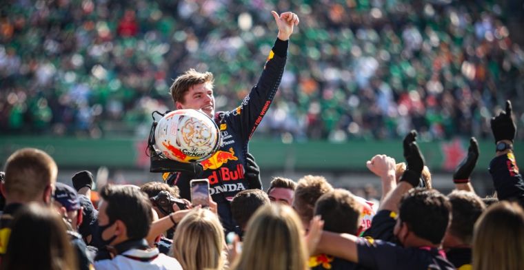 Mooie beelden van uitzinnig Red Bull na overwinning Verstappen