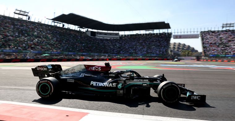 Mercedes ontkent geruchten over verwisselen verbrandingsmotor Hamilton