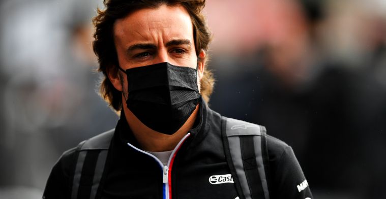 Alonso jaloers op titelstrijd: 'Ik zou zeker graag in die situatie zitten'