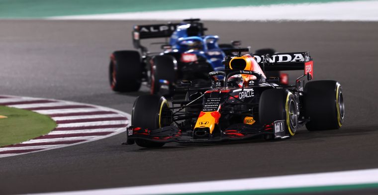 Hamilton pakt onbedreigde zege in Qatar, Verstappen komt goed terug naar P2